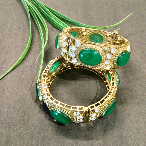 OP1019 BRACELET KUNDAN WITH CENTER GREEN STONES PAIR 2.2