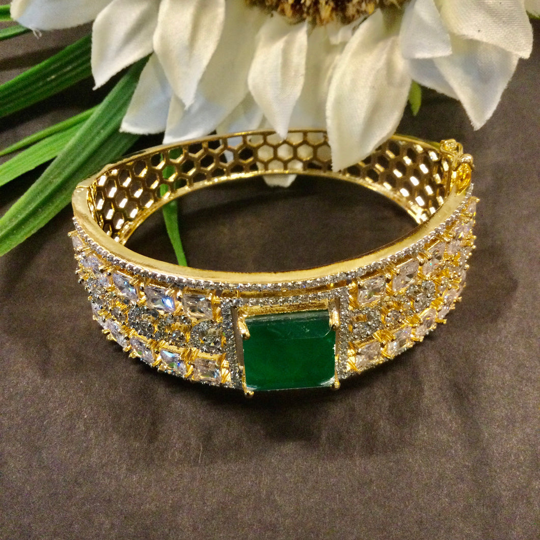 SG3677 BRACELET AD GOLD CUFF THICK GREEN CENTER STONE
