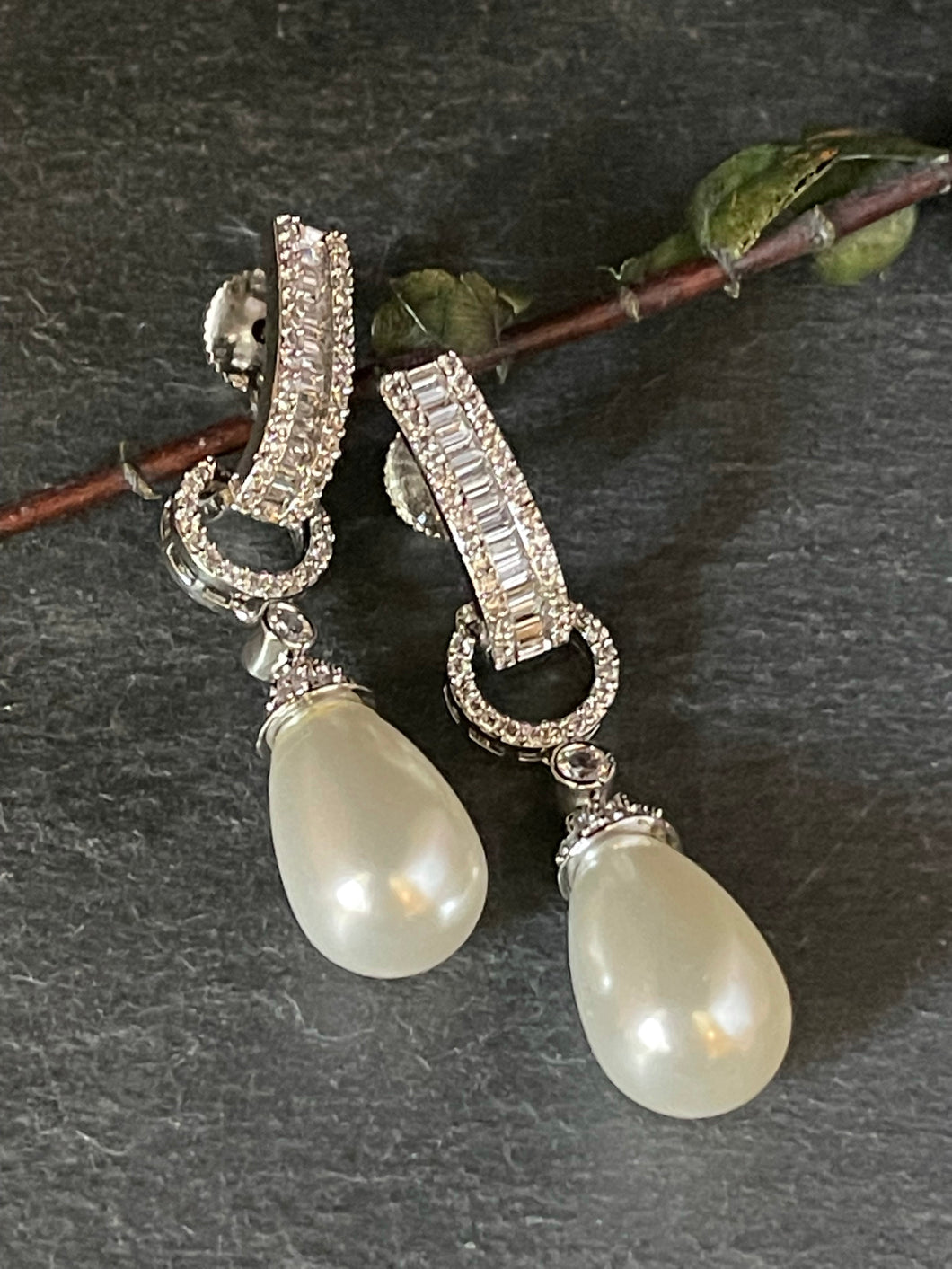 GA519 EARRING BAGUETTE CLIP WITH HANGING PEARL