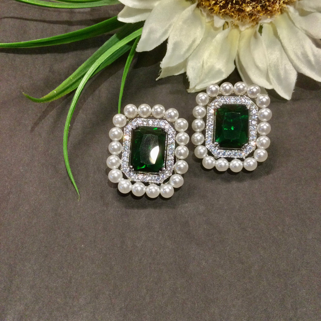 GA744 EARRING SQUARE GREEN STUDS CZ PEARL OUTLINE